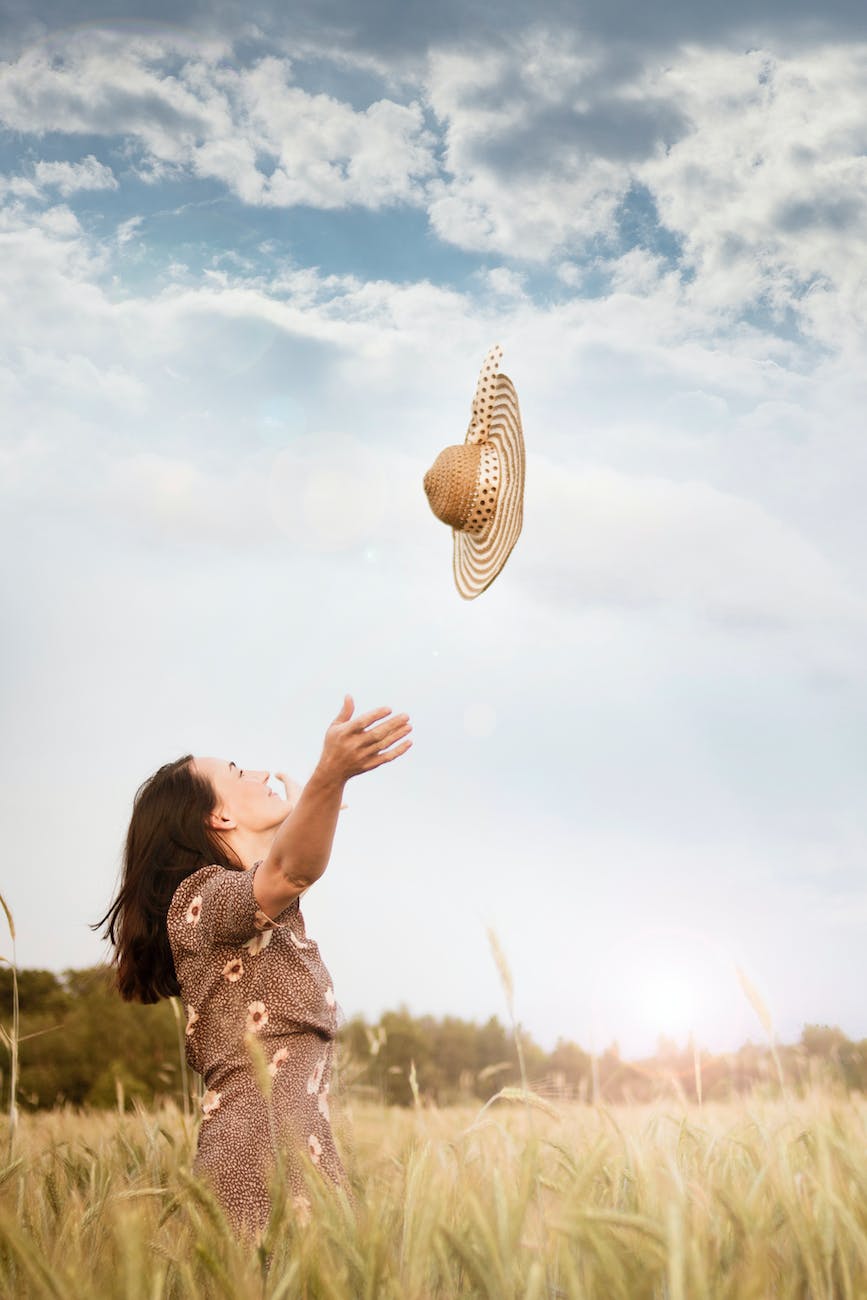 Une femme, dans un champs et sous un ciel bleu, lance son chapeau de paille dans le ciel. Un souffle de liberté se dégage de l'image. Les ateliers d'écriture que je propose en ligne et dans le Haut-Rhin, ont pour vocation d'aider chaque participant à dépasser ses peurs, ses préjugés, ses barrières, à dépasser la page blanche et se lancer dans l'écriture de façon décomplexée et sereine. Il n'y a pas besoin d'être un professionnel pour écrire, il suffit d'avoir envie d'écrire. 